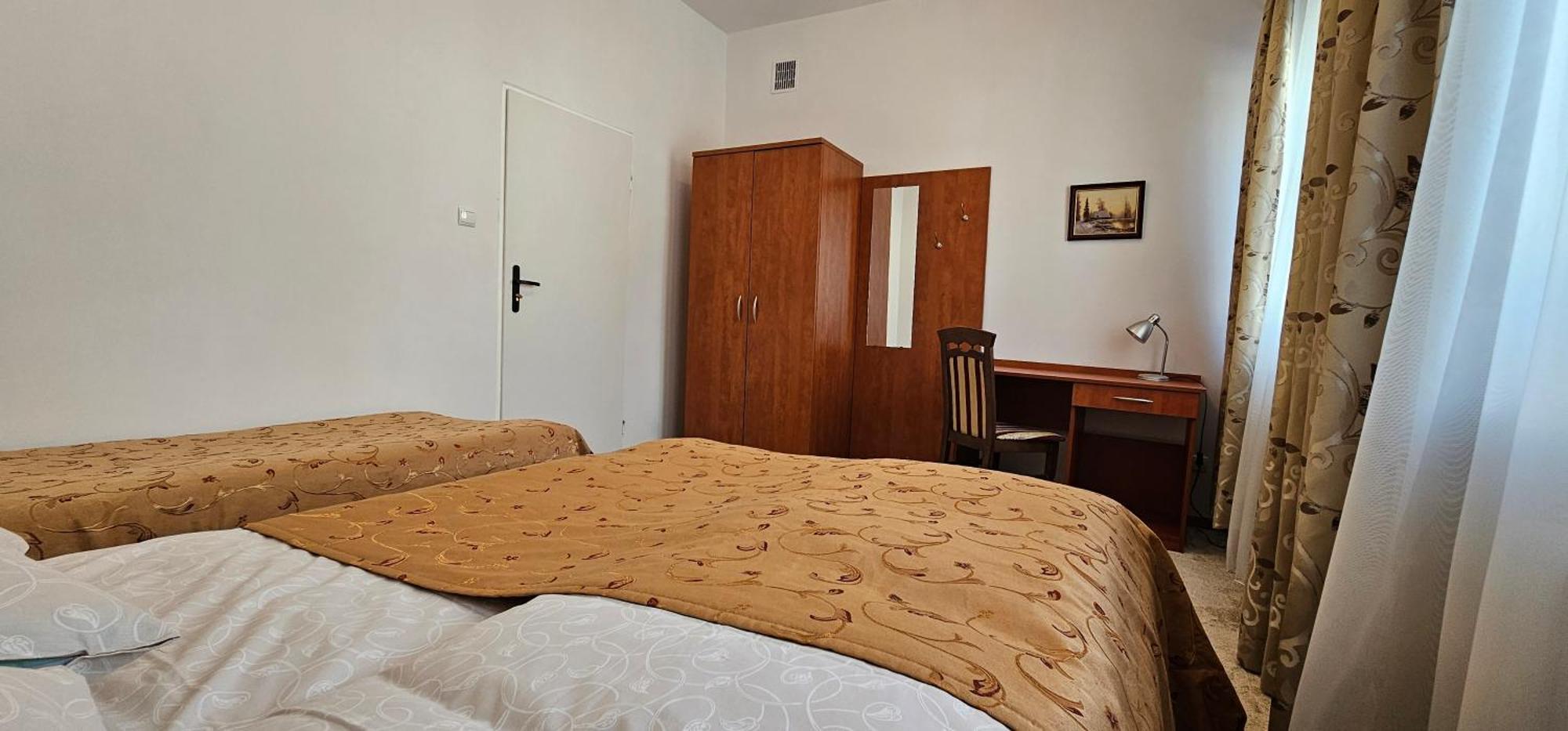 Rest Hostel Airport Modlin Nowy Dwór Mazowiecki Eksteriør billede