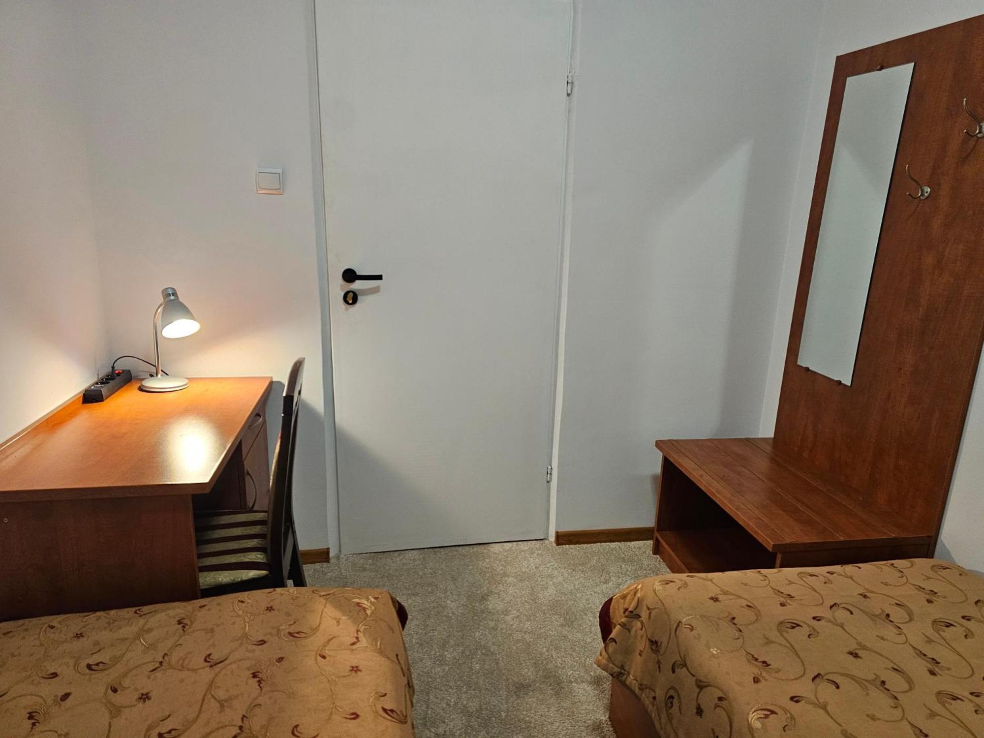 Rest Hostel Airport Modlin Nowy Dwór Mazowiecki Eksteriør billede